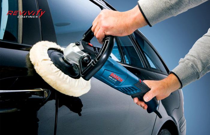 Bước đầu tiên cần tiến hành đánh bóng xe 